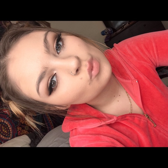 Meet your Posher, Makayla - Picture 1 of 1